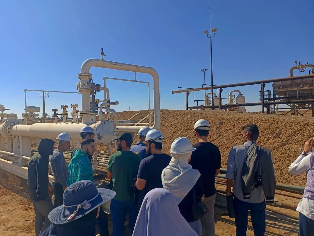 رحلة علمية لطلاب كلية الهندسة البتروكيميائية إلى حقل التيم النفطي