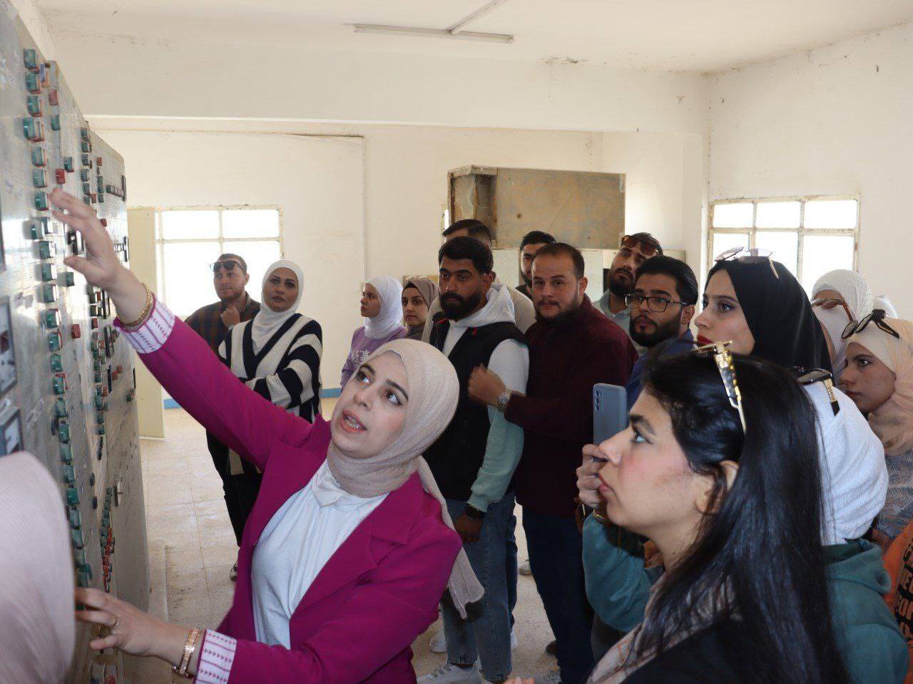 كلية الهندسة البتروكيميائية تنفذ رحلة علمية إلى محطة تصفية المياه في بلدة عياش