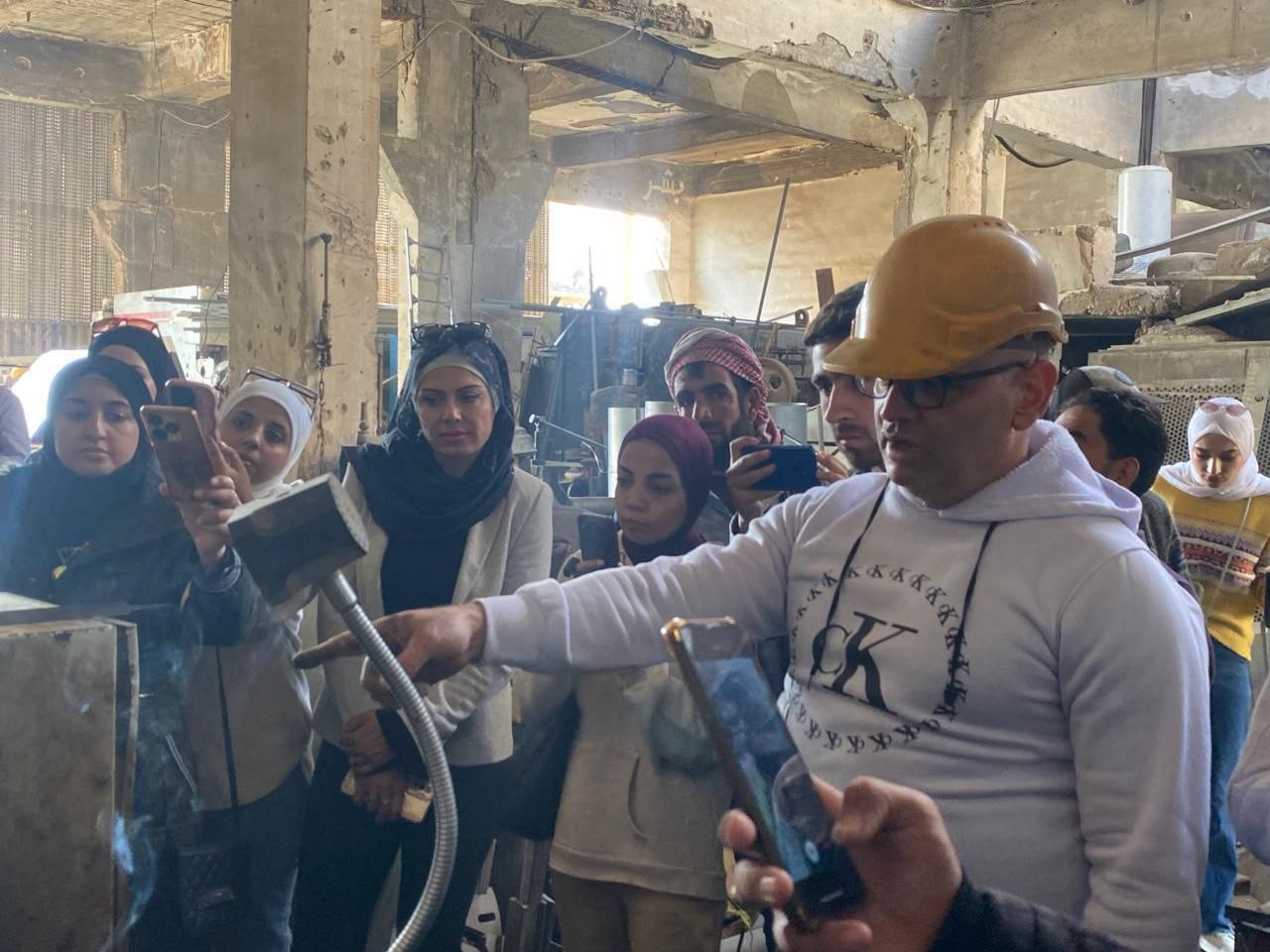 زيارة ميدانية لطلاب كلية الهندسة الكهربائية والميكانيكية إلى منطقة الصناعة في دير الزور