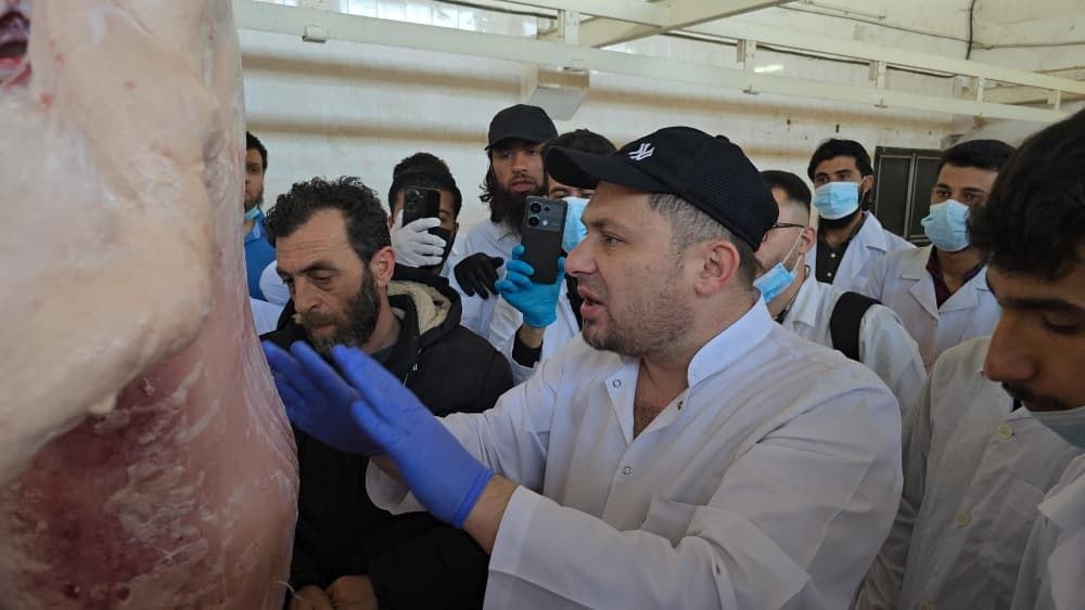 كلية الطب البيطري بجامعة الفرات تنظم زيارة ميدانية الى مسلخ ديرالزور البلدي