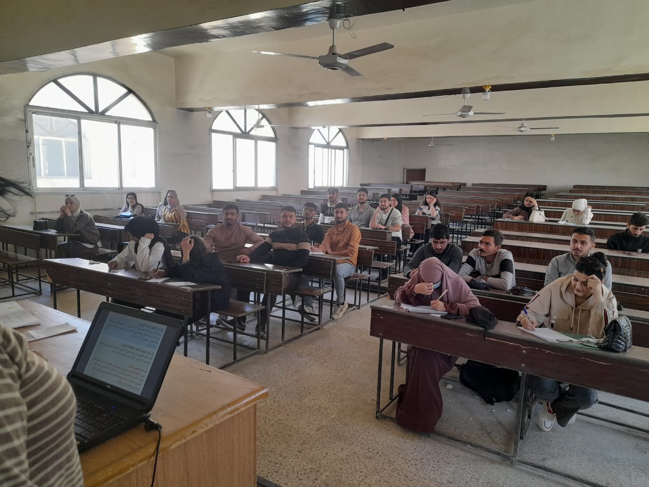 جانب من سير المحاضرات النظرية والعملية في كلية الهندسة المدنية بالحسكة