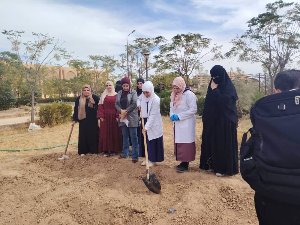 وتستمر الجلسات العملية من قلب الحقول لقسم البساتين في كلية الهندسة الزراعية